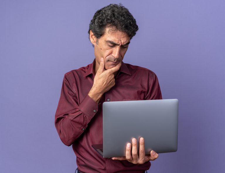 homem preocupado com os erros de SEO